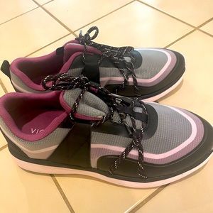 Vionic Womens sneakers. Never worn. Size 10